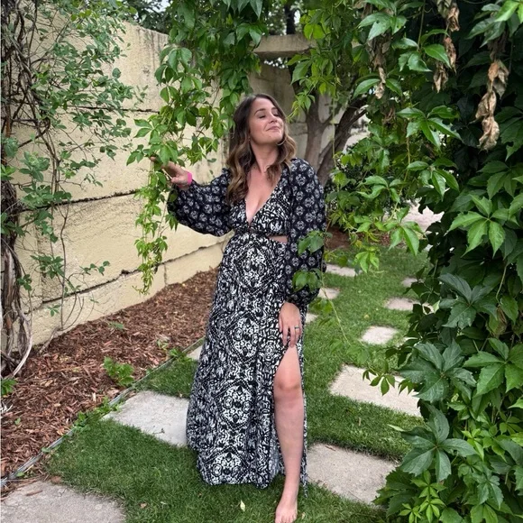 Abercrombie & Fitch Long Sleeve Plunge Cutout Maxi Dress - Picture 4 of 5